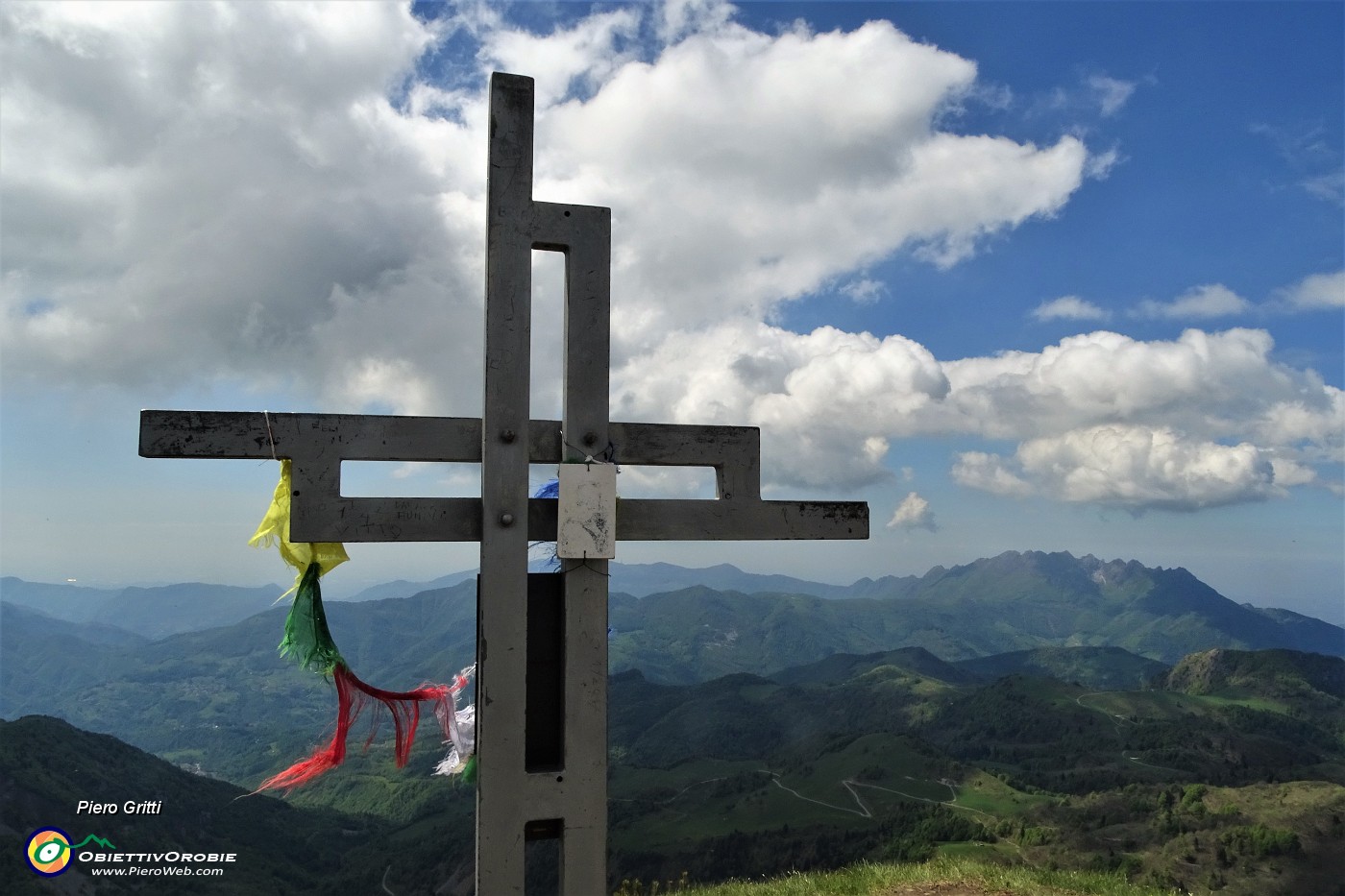 51 Vista dalla croce di vetta del Sodadura verso il Resegone.JPG